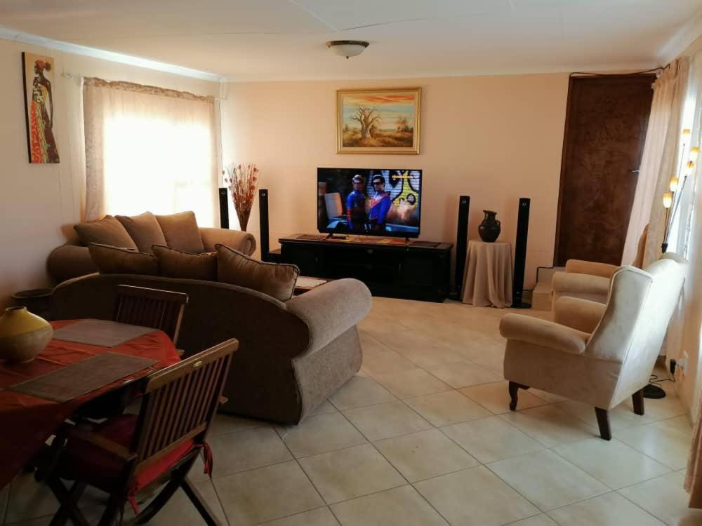Jjp Self Catering - Three Bedroom House Luderitz ภายนอก รูปภาพ