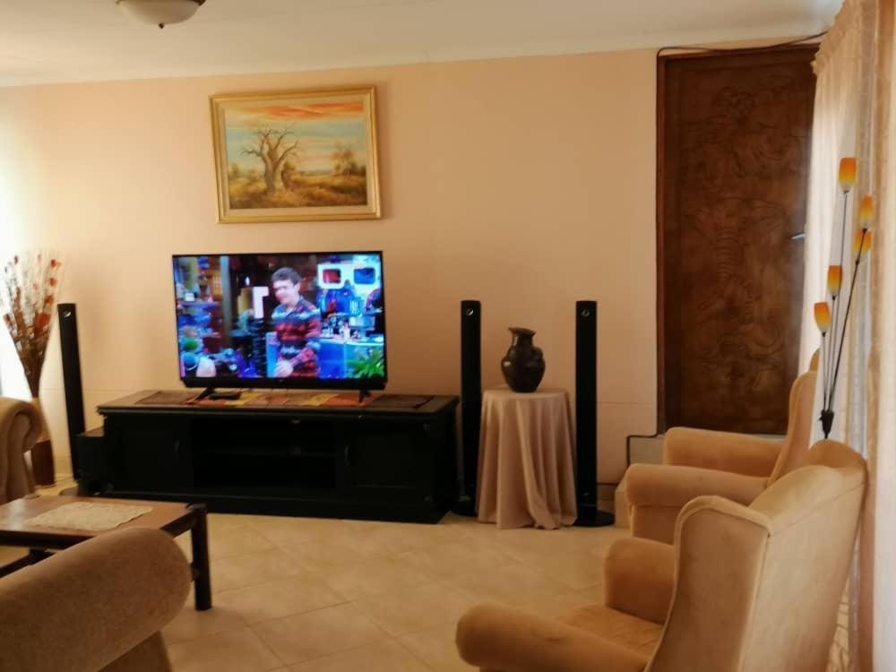 Jjp Self Catering - Three Bedroom House Luderitz ภายนอก รูปภาพ