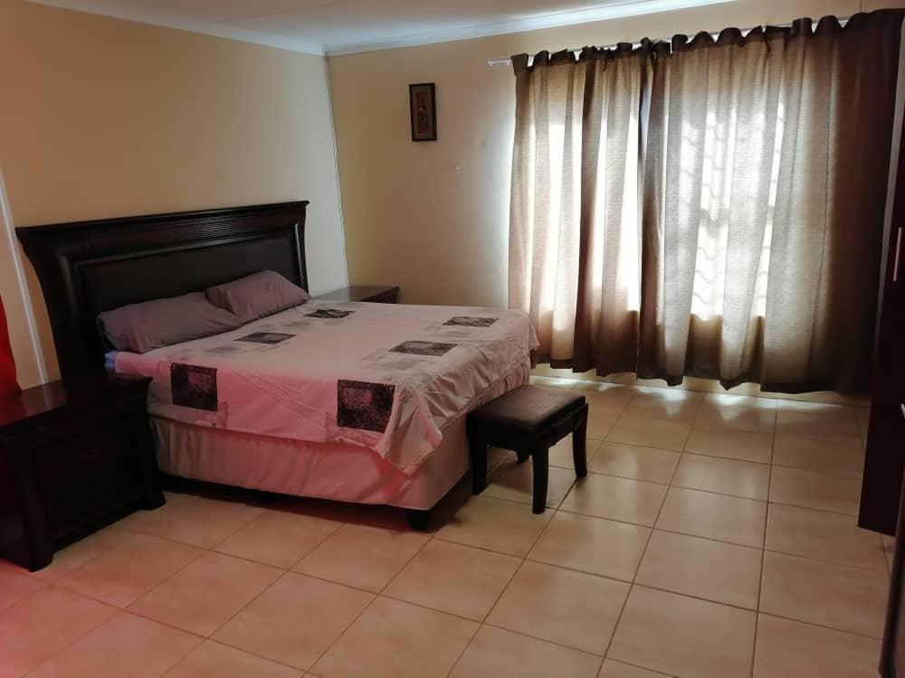 Jjp Self Catering - Three Bedroom House Luderitz ภายนอก รูปภาพ
