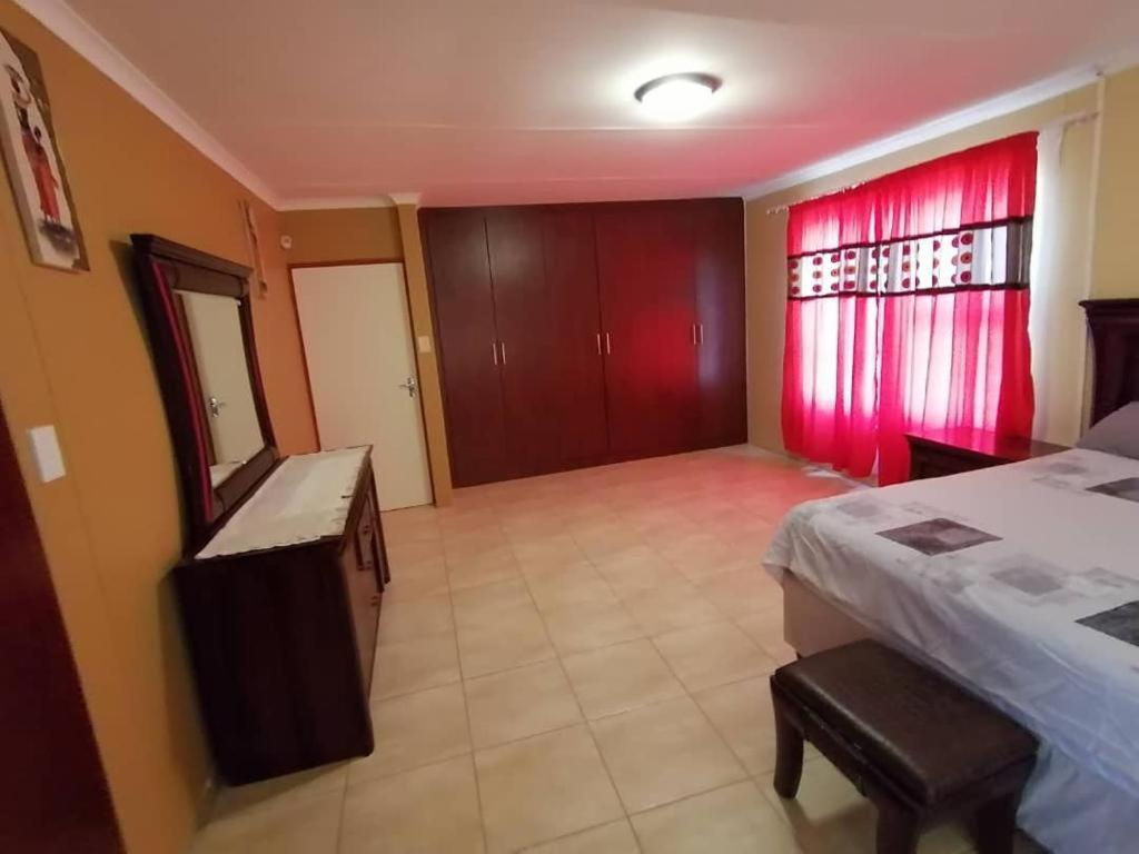 Jjp Self Catering - Three Bedroom House Luderitz ภายนอก รูปภาพ