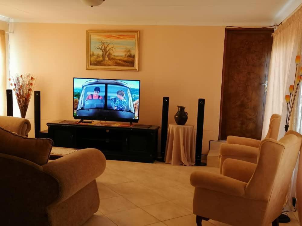 Jjp Self Catering - Three Bedroom House Luderitz ภายนอก รูปภาพ